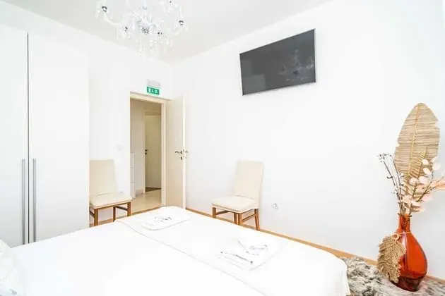 Ev (Four-Bedroom House with Terrace)