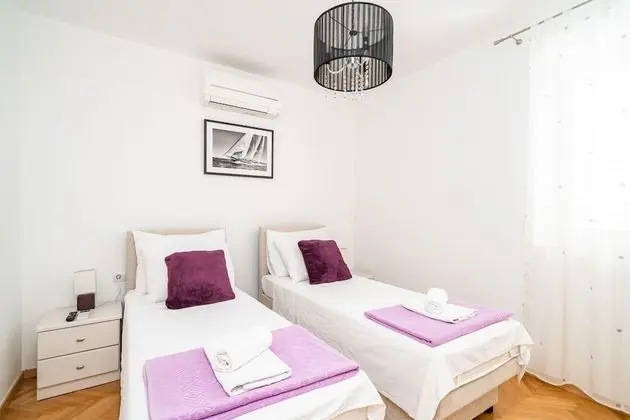 Ev (Four-Bedroom House with Terrace)