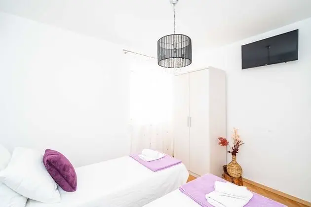 Ev (Four-Bedroom House with Terrace)