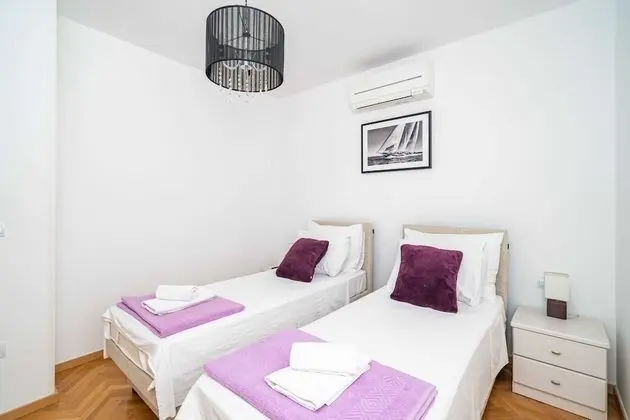 Ev (Four-Bedroom House with Terrace)