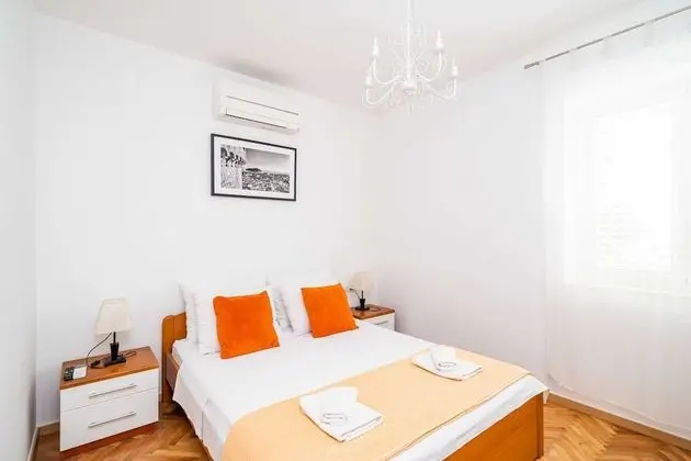 Ev (Four-Bedroom House with Terrace)