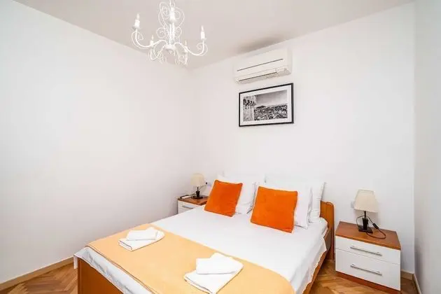 Ev (Four-Bedroom House with Terrace)