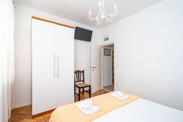 Ev (Four-Bedroom House with Terrace)