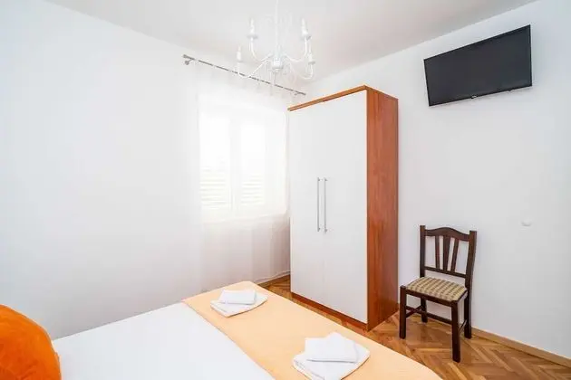 Ev (Four-Bedroom House with Terrace)