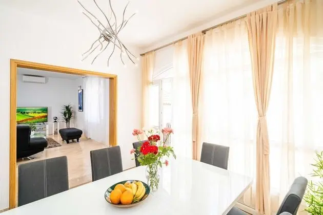 Ev (Four-Bedroom House with Terrace)