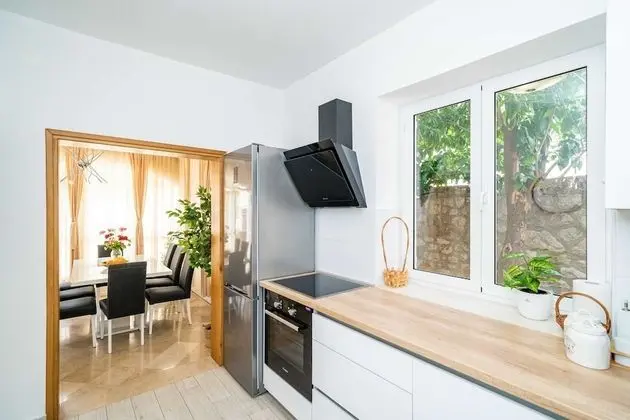 Ev (Four-Bedroom House with Terrace)