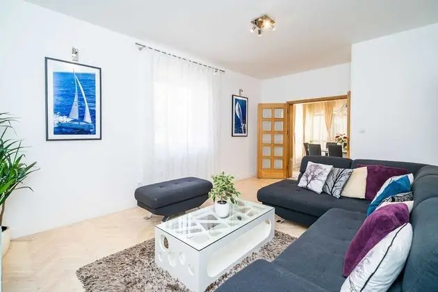 Ev (Four-Bedroom House with Terrace)