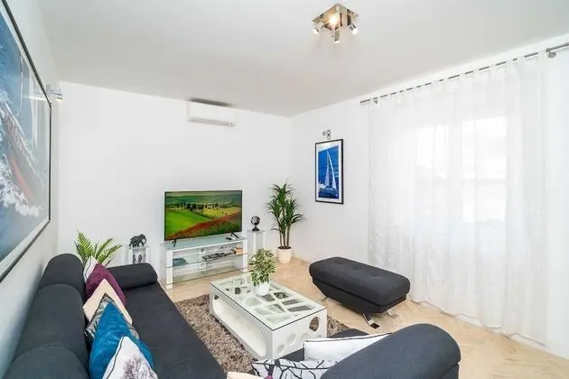 Ev (Four-Bedroom House with Terrace)