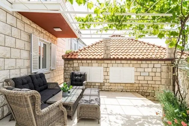 Ev (Four-Bedroom House with Terrace)