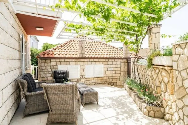 Ev (Four-Bedroom House with Terrace)