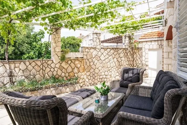 Ev (Four-Bedroom House with Terrace)