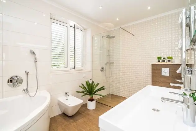 Ev (Four-Bedroom House with Terrace)