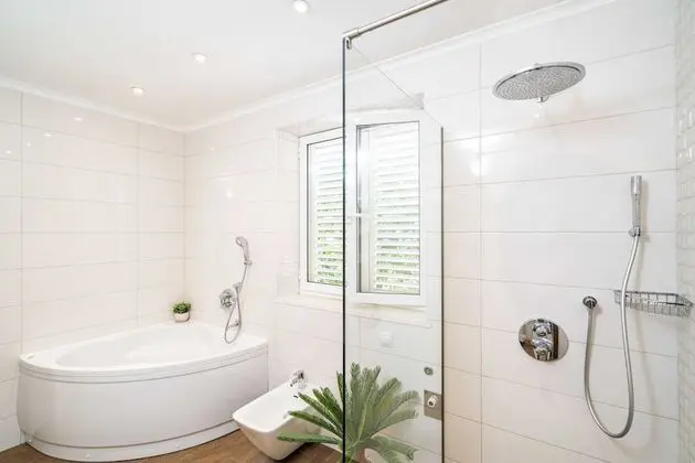 Ev (Four-Bedroom House with Terrace)