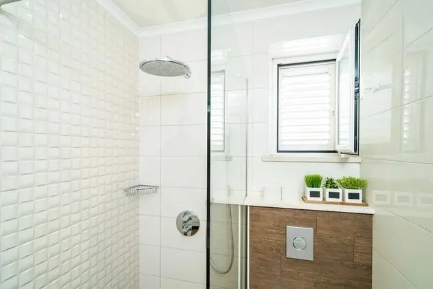 Ev (Four-Bedroom House with Terrace)