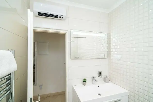 Ev (Four-Bedroom House with Terrace)