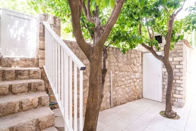 Ev (Four-Bedroom House with Terrace)