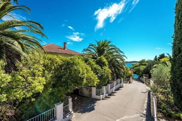 Ev (Three Bedroom Holiday House with Terr)