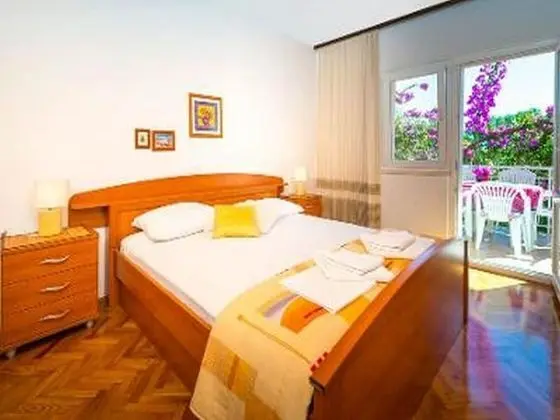 Ev (Three Bedroom Holiday House with Terr)