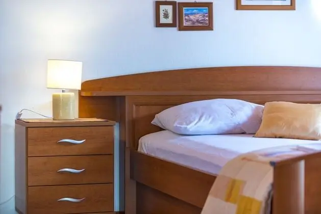 Ev (Three Bedroom Holiday House with Terr)