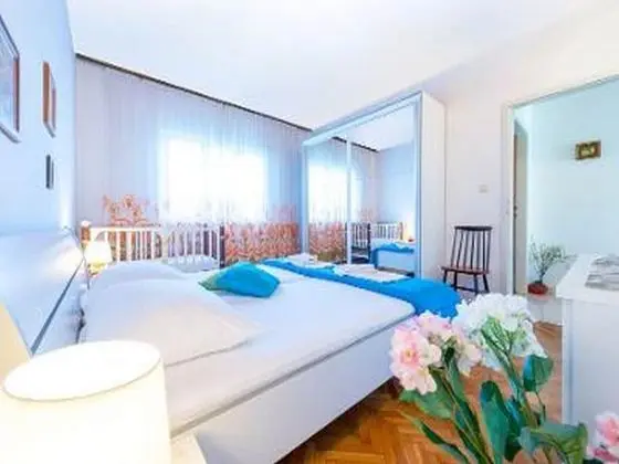 Ev (Three Bedroom Holiday House with Terr)