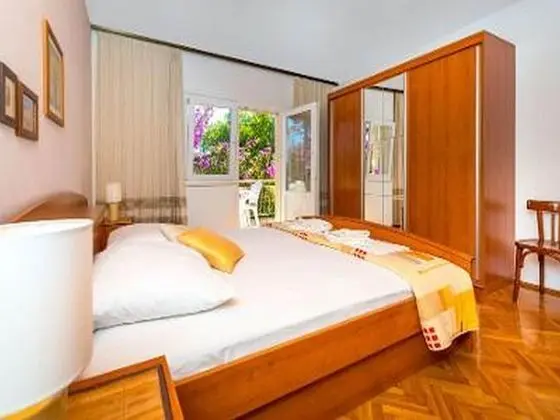 Ev (Three Bedroom Holiday House with Terr)