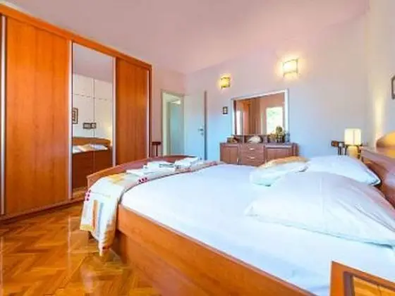 Ev (Three Bedroom Holiday House with Terr)