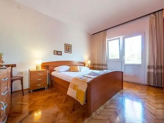 Ev (Three Bedroom Holiday House with Terr)