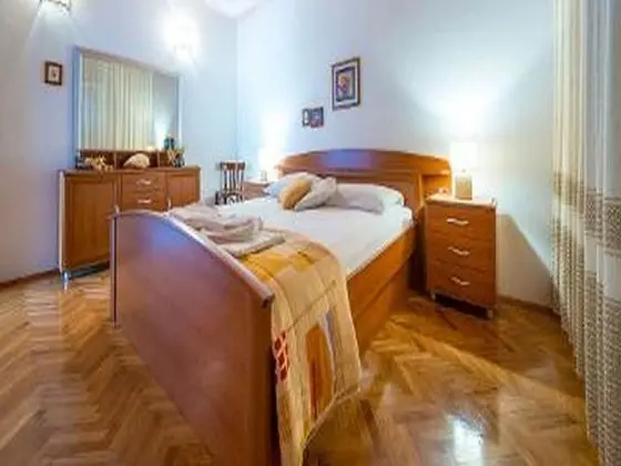 Ev (Three Bedroom Holiday House with Terr)