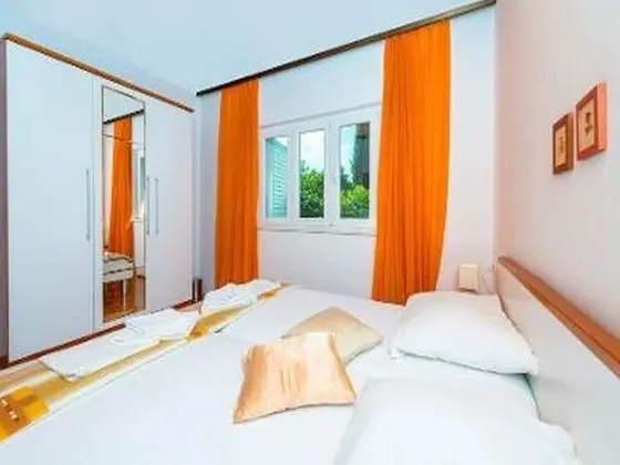 Ev (Three Bedroom Holiday House with Terr)