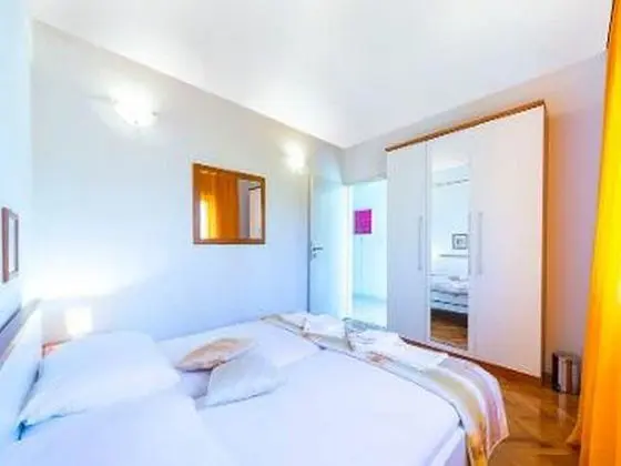 Ev (Three Bedroom Holiday House with Terr)