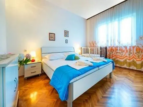 Ev (Three Bedroom Holiday House with Terr)