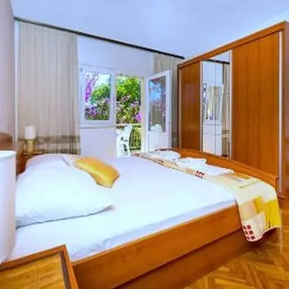 Ev (Three Bedroom Holiday House with Terr)