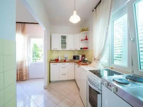 Ev (Three Bedroom Holiday House with Terr)