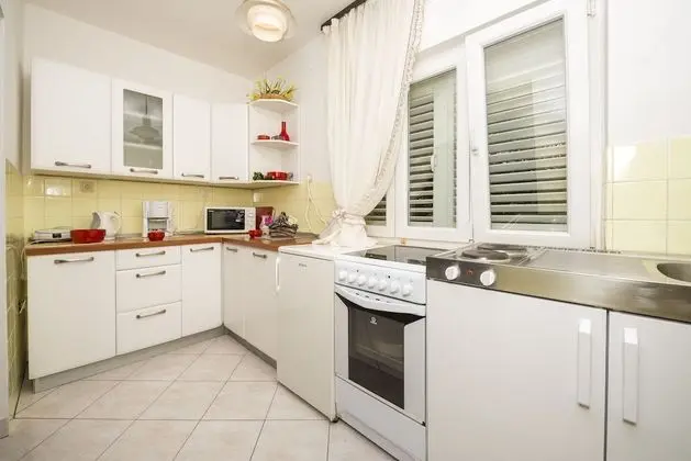 Ev (Three Bedroom Holiday House with Terr)