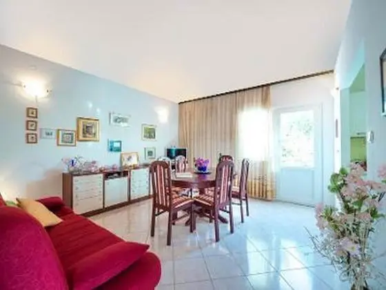 Ev (Three Bedroom Holiday House with Terr)