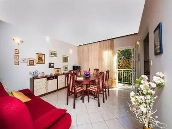 Ev (Three Bedroom Holiday House with Terr)