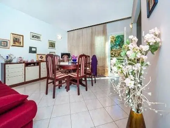 Ev (Three Bedroom Holiday House with Terr)