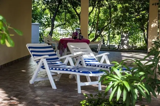 Ev (Three Bedroom Holiday House with Terr)