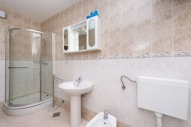 Ev (Three Bedroom Holiday House with Terr)