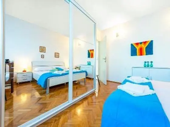 Ev (Three Bedroom Holiday House with Terr)