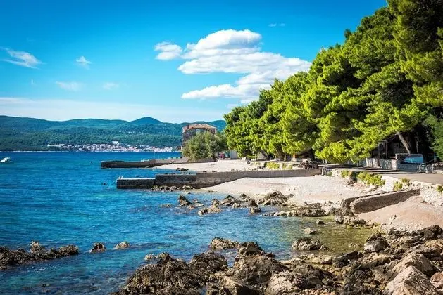 Ev (Three Bedroom Holiday House with Terr)