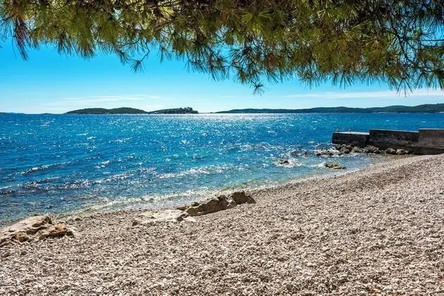 Ev (Three Bedroom Holiday House with Terr)