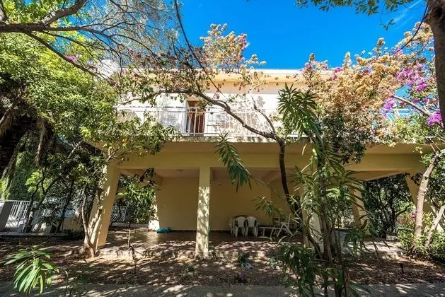 Ev (Three Bedroom Holiday House with Terr)