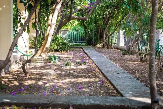 Ev (Three Bedroom Holiday House with Terr)