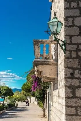 Ev (Three Bedroom Holiday House with Terr)