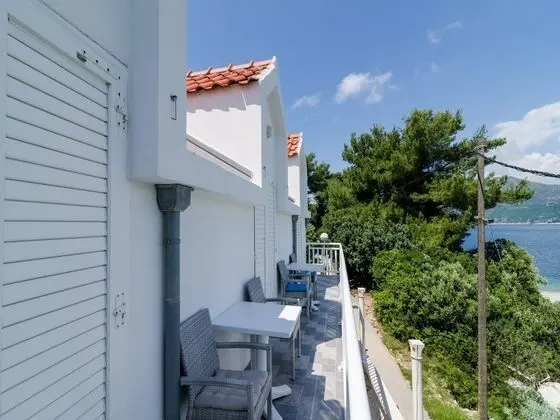 Ev (Two Bedroom House with Balcony)