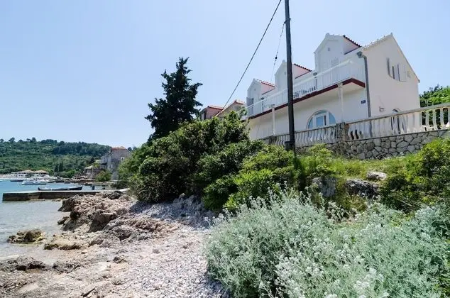 Ev (Two Bedroom House with Balcony)