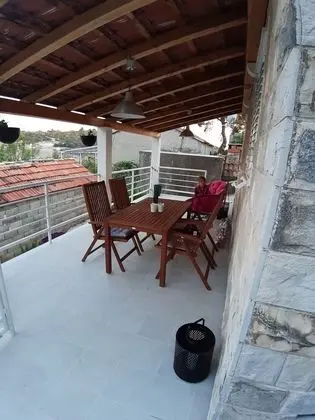 Ev (One Bedroom Apartment with Terrace an)