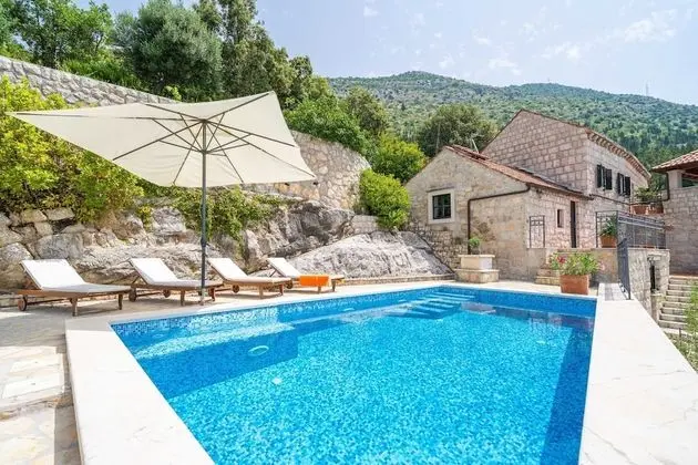 Ev (Three Bedroom Holiday Home with Swimm)