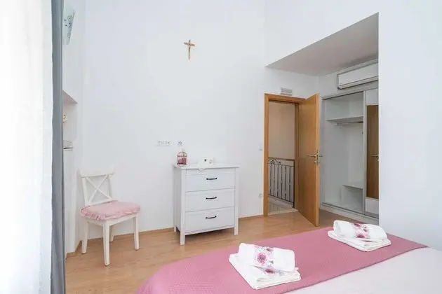 Ev (Three Bedroom Holiday Home with Swimm)